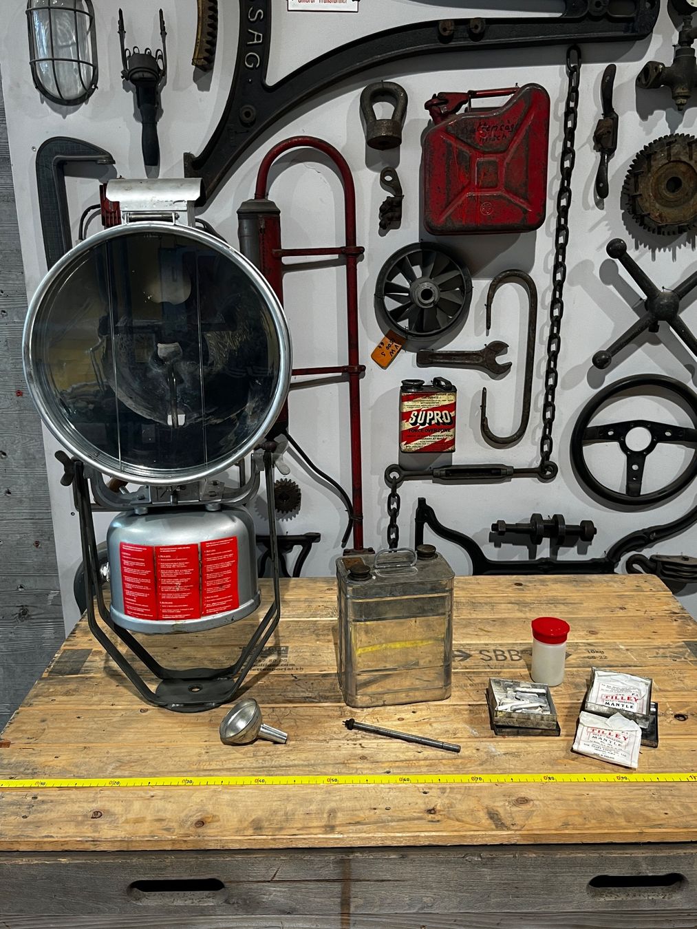 Schweizer Armee Lampade: Tilley Scheinwerfer, Schweizer Armee, Benzinlampe – Usato da Luzern venduto da Fracht-Design 1
