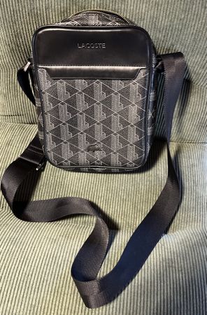Lacoste Umhängetasche schwarz gemustert neuwertig