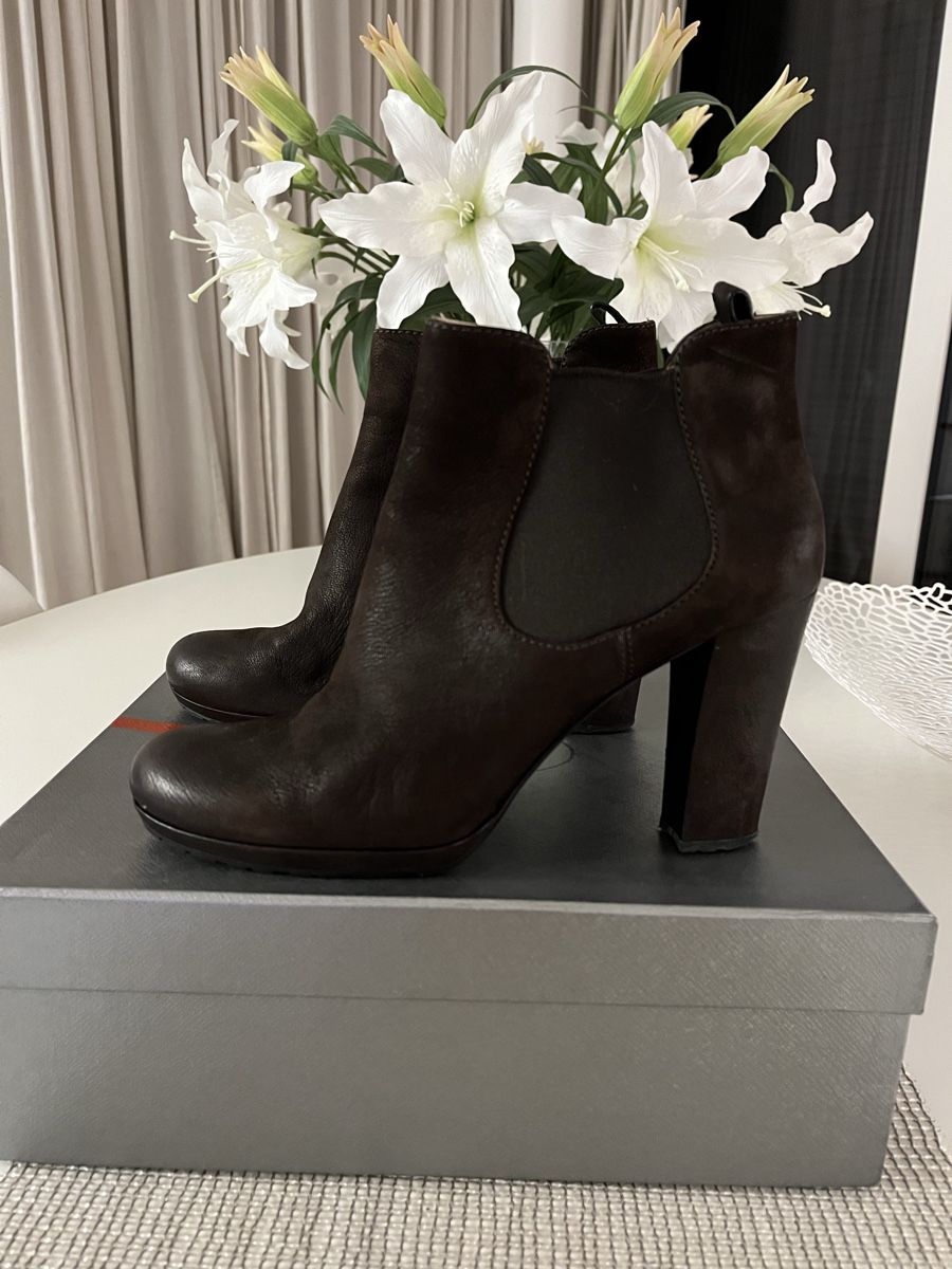 Prada Scarpe da donna: Prada Chocolate Brown Leather Boots – Usato da Männedorf venduto da Helenanne