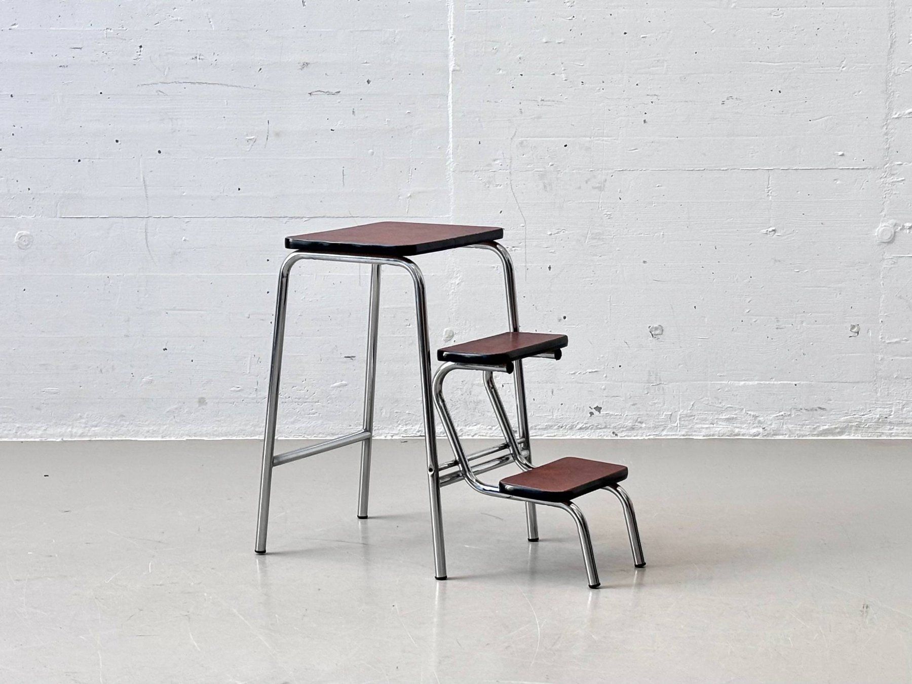 Sgabelli: Vintage Tritthocker mit braunem Kunstleder & Chromgestell – Usato da Zürich venduto da LeMoege 1
