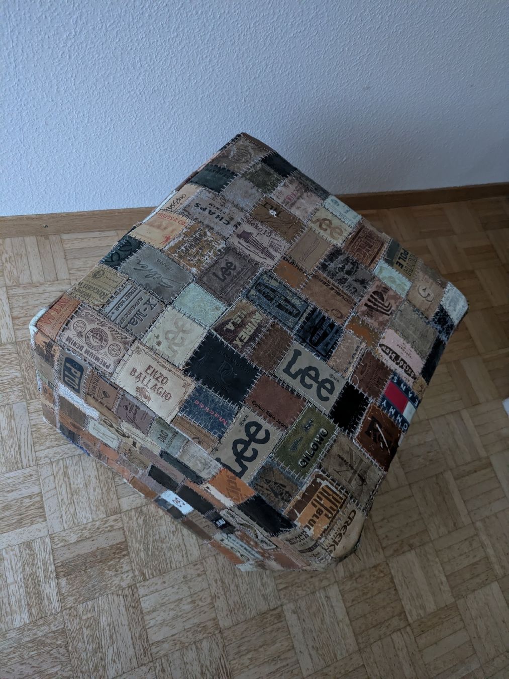 Interio Sgabelli: Design-Hocker aus Jeansetiketten von Interio – Usato da Wald ZH venduto da ChBe8 1