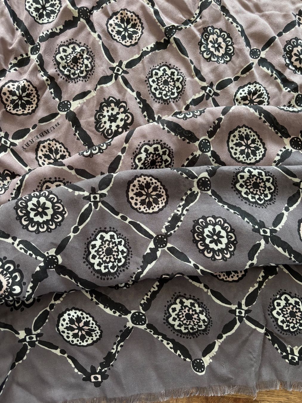 Burberry Foulard & Sciarpe: Burberry foulard – Nuovo (secondo la descrizione) da Wallisellen venduto da Daisy_Luxury 1
