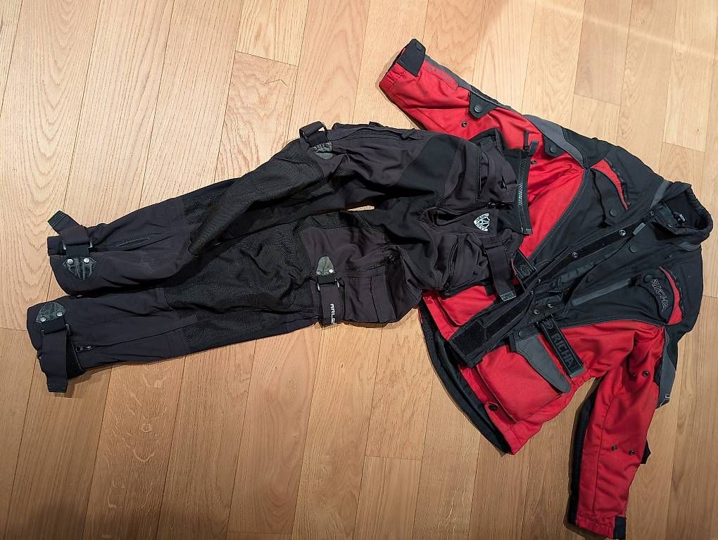 Costumes: Roller/ Motorrad Bekleidung & Helm – D'occasion à RÜTIHOF par Radsportfan