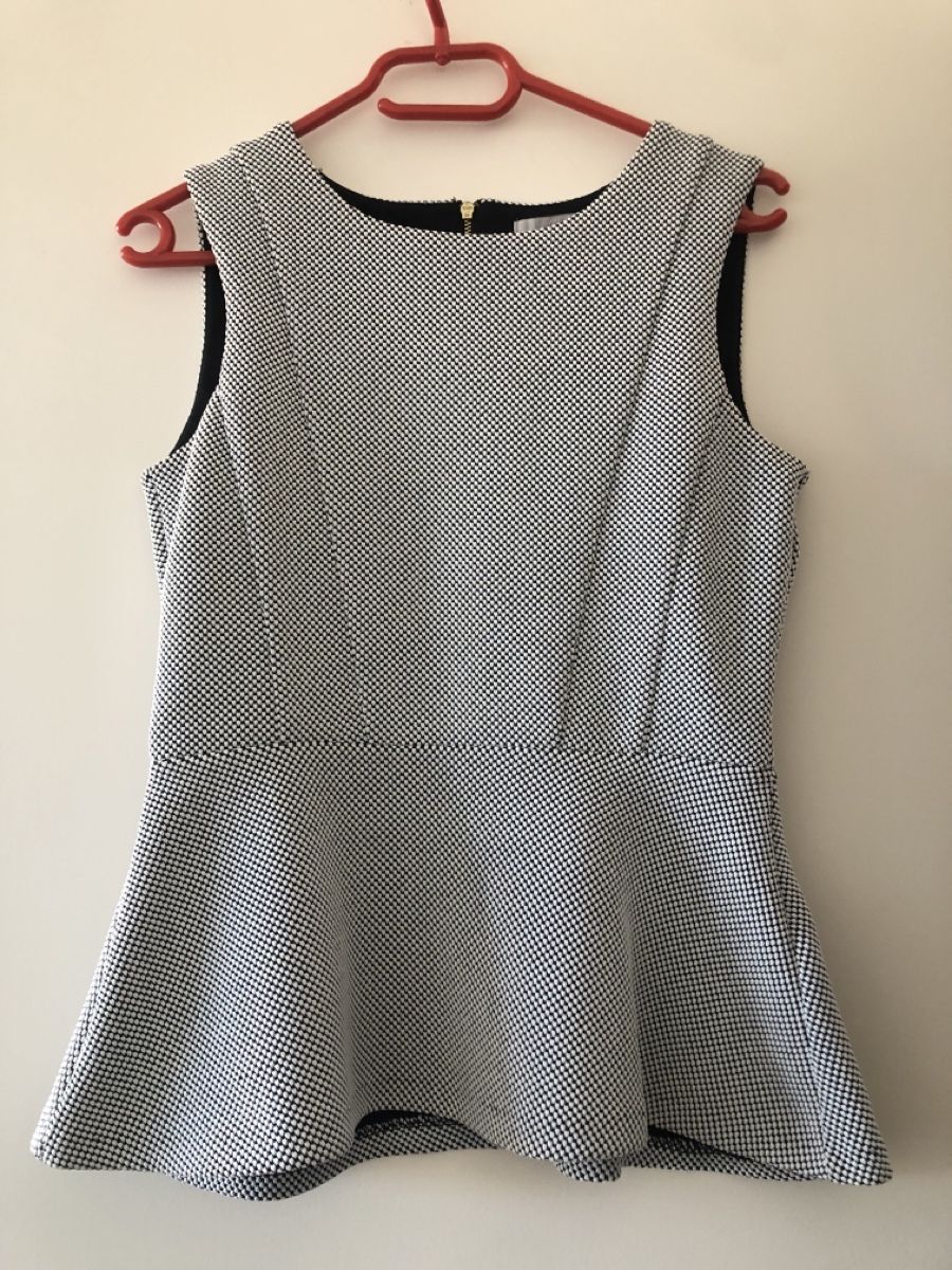 H&M Top: Top cintré H&M – Nuovo (secondo la descrizione) da Onex venduto da kattrina