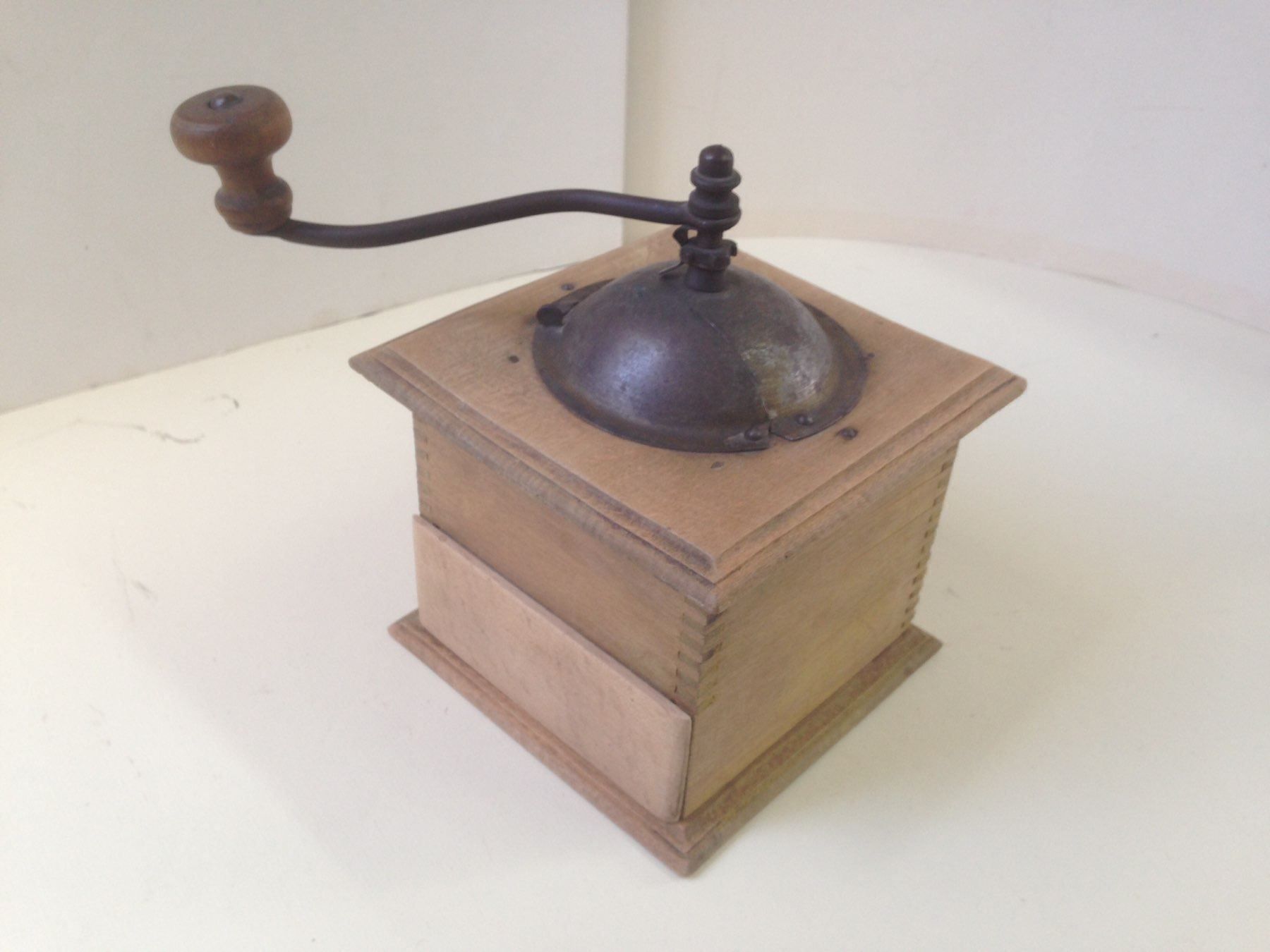 Elettrodomestici da cucina: Alte Kaffeemühle mit Deckel – Usato da Schaffhausen venduto da vintageville