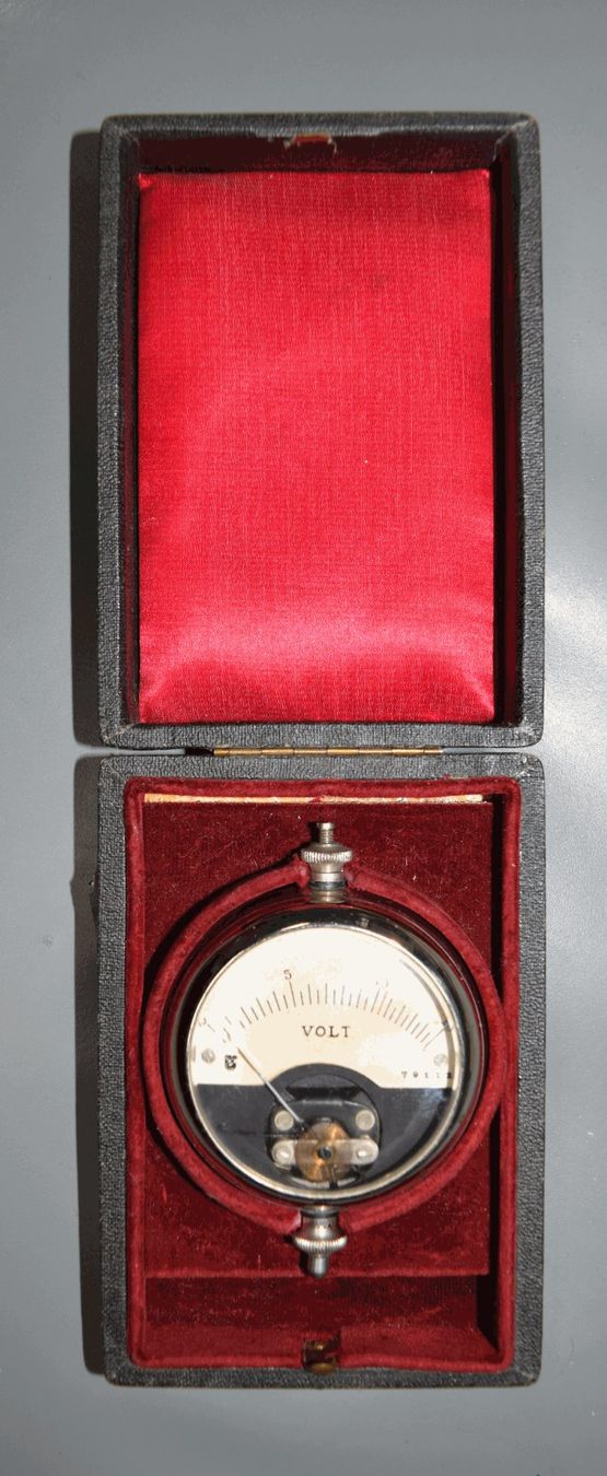 Messen: Historisches Voltmeter – Gebraucht aus Zizers von Osemziz