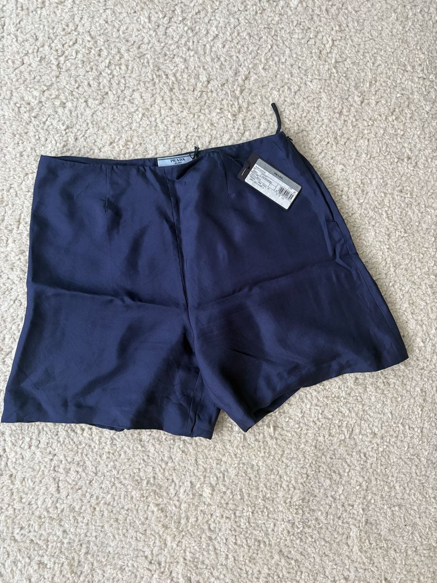 Prada Hosen: Prada Damen Shorts dunkelblau Größe 40 – Neu (gemäss Beschreibung) aus Zürich von Otac