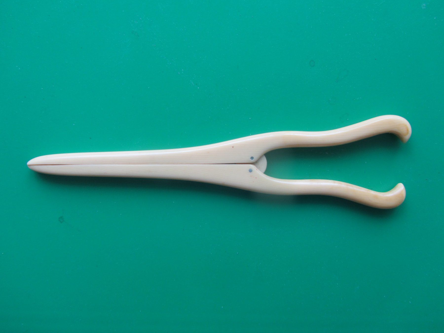 Guanti & manicotti: Handschuhspanner,antik – Usato da Luzern venduto da Lucernauno