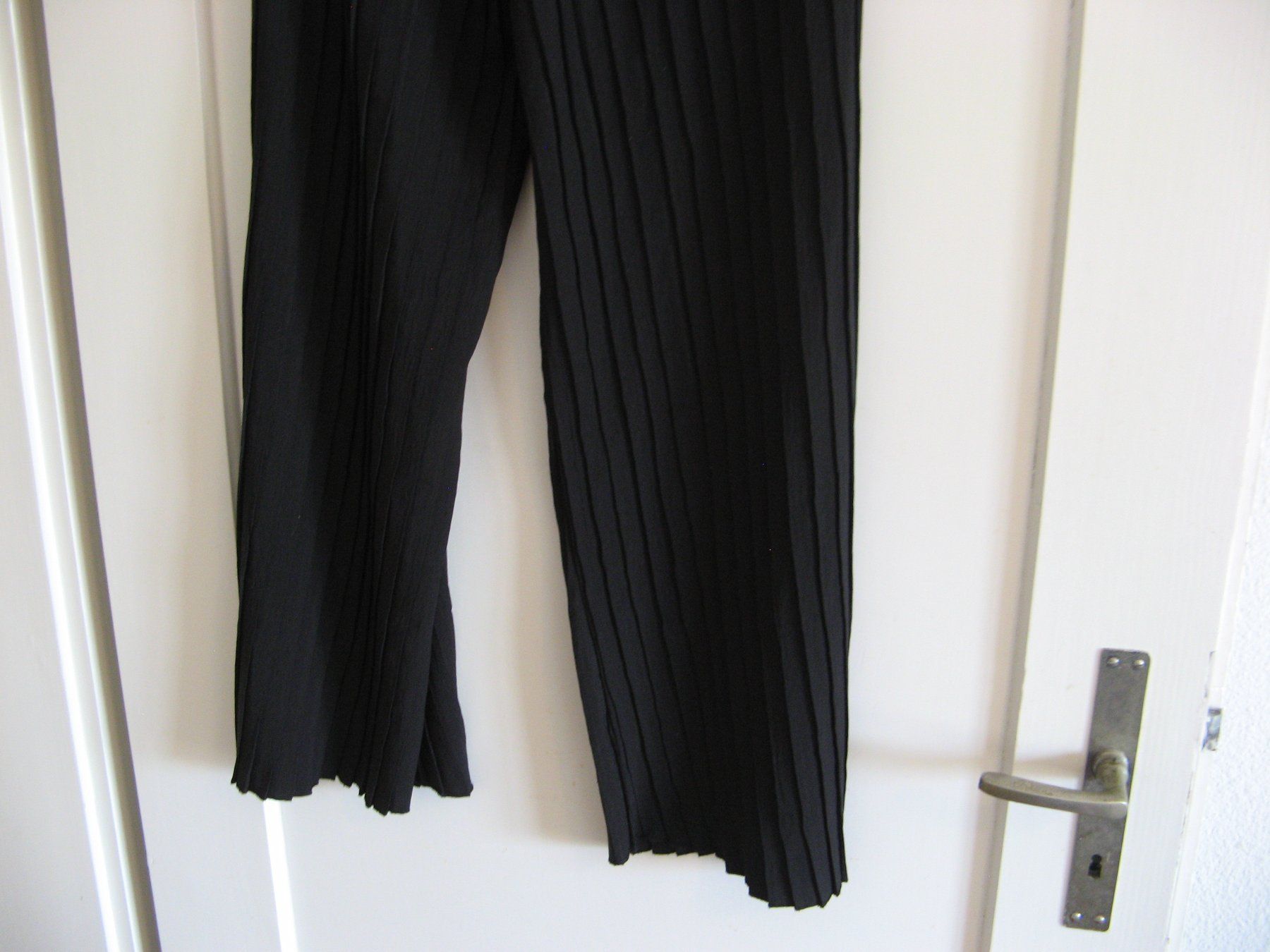 Zara Pantaloni: schwarze Falten Hose Gr. M Zara – Usato da Zürich venduto da apil 5