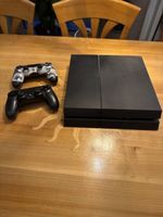 Console Sony PlayStation 4 noire avec deux manettes
