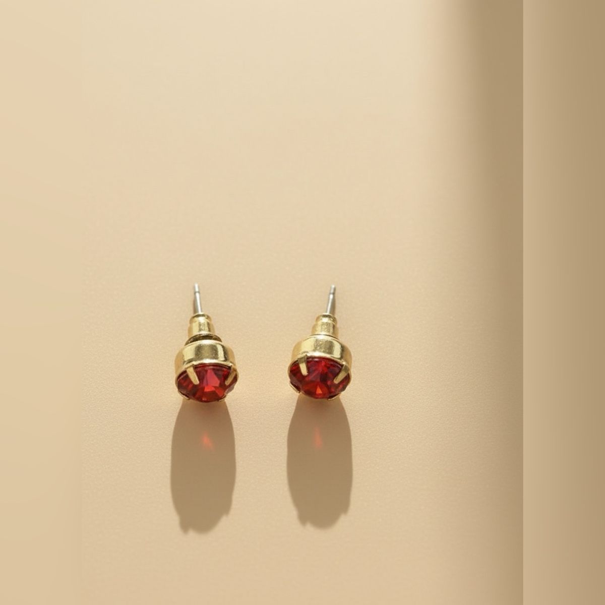 Orecchini pendenti & Orecchini a lobo: Gold Tone Stud Earrings with Ruby Red Faceted Jewel – Nuovo (secondo la descrizione) da Saland venduto da ele_vc96