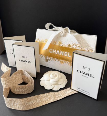 CHANEL - Parfumminis  Papierbox Kamelie Geschenksband