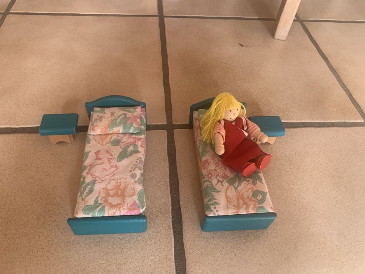 Spielzeuge: Puppenhaus mit Zubehör – Gebraucht aus Baden von lic_56j6 2