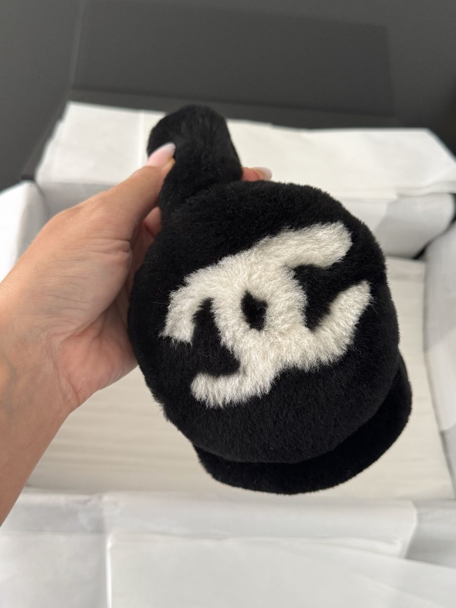 Chanel Copricapi, berretti & cappellini: Chanel Earmuffs CC black ivory NEW – Nuovo e nell'imballaggio originale da Wädenswil venduto da Isa_belle28 2