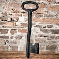 Très ancienne clé en fer forgé. L: 14 cm. 16ème siècle