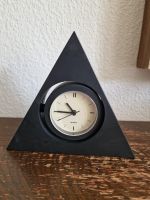 Schwarze Dreieck Quarzuhr - Stilvolles Designobjekt!