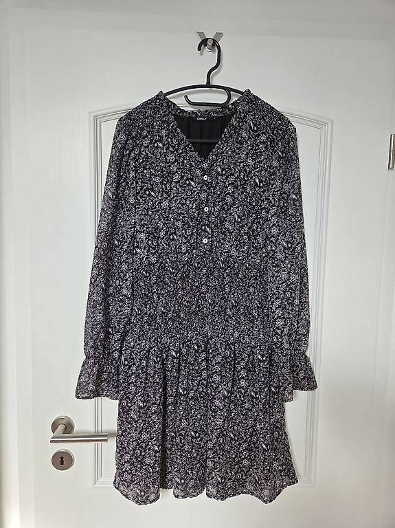 Vestiti: Schönes Kleid von ONLY – Usato da Sarmenstorf venduto da Arhofsa