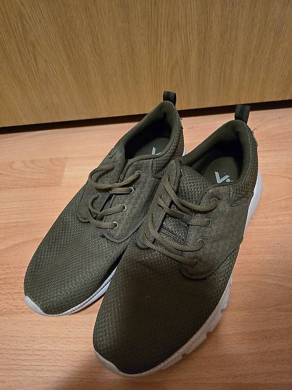 Scarpe da uomo: Olivegrüne Sneakers Grösse 45 – Usato da Dörflingen venduto da PURGE 1