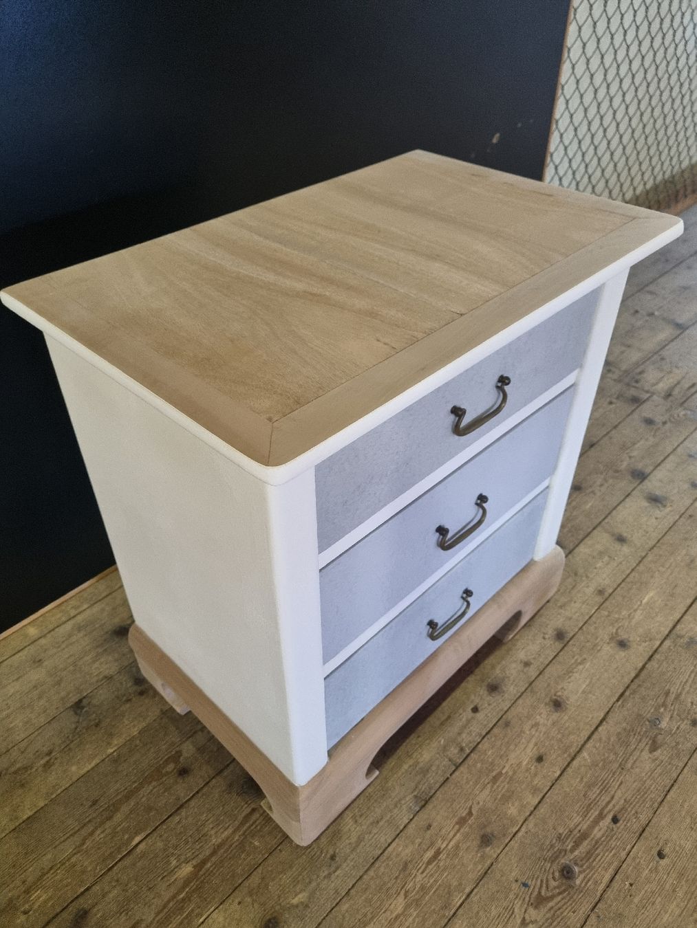Comodini: Nachttisch/Kommode Holz/weiss Shabby Chic, 3 Schubladen – Usato da Wil SG venduto da optimus07 1