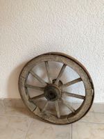 Kleines antikes Wagenrad mit starker Patina