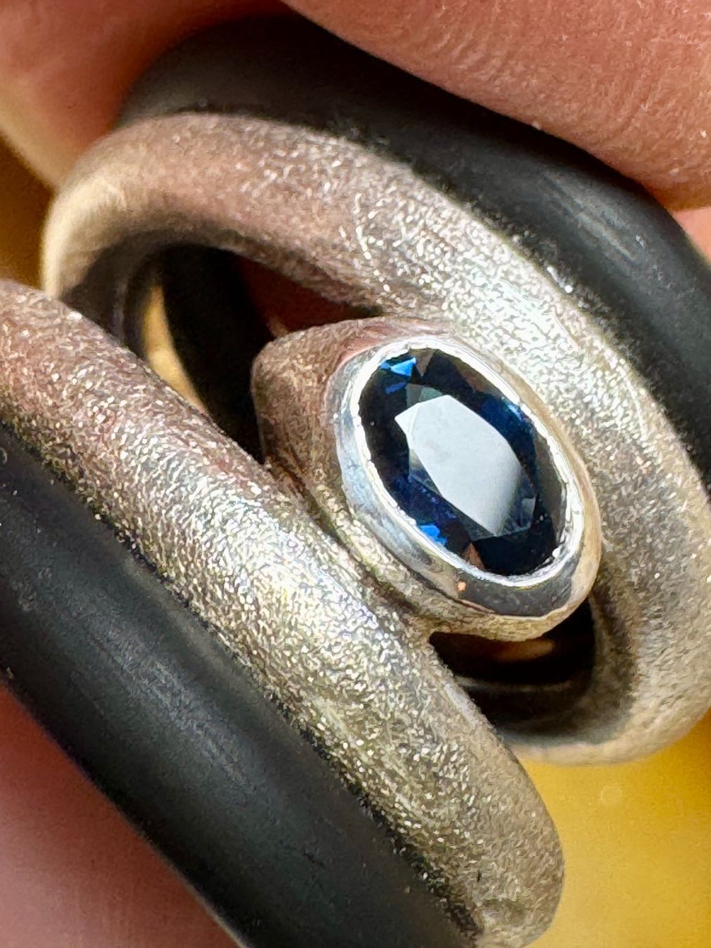 Anelli: Handgeschmiedeter Silberring mit blauem Saphir & Kautschuk – Nuovo e nell'imballaggio originale da Jona venduto da Herzschmiede 4