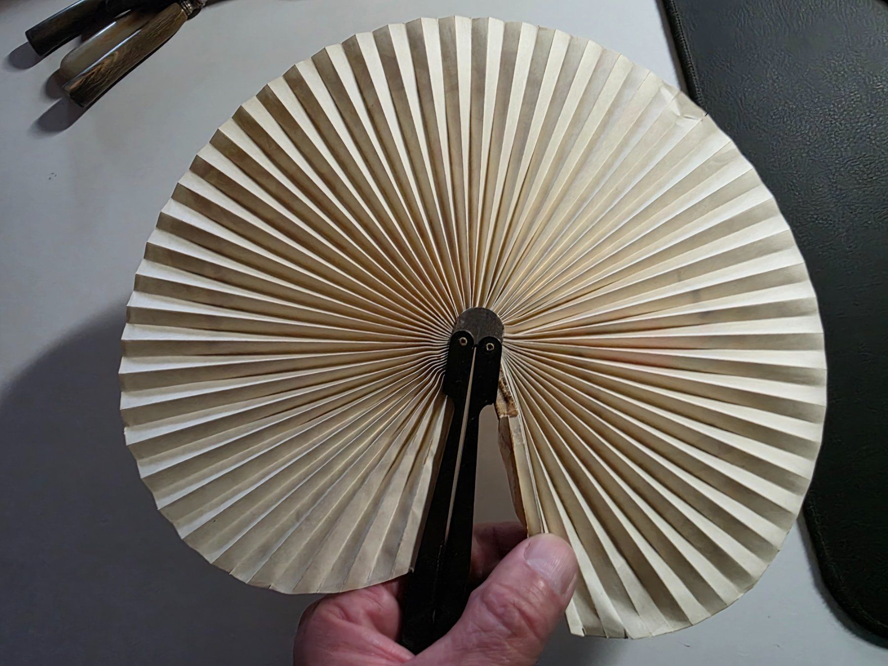 Tutte le decorazioni: antiker verschliessbarer Hand Fächer 14 cm – Difettoso da Walterswil BE venduto da Lonitti 1