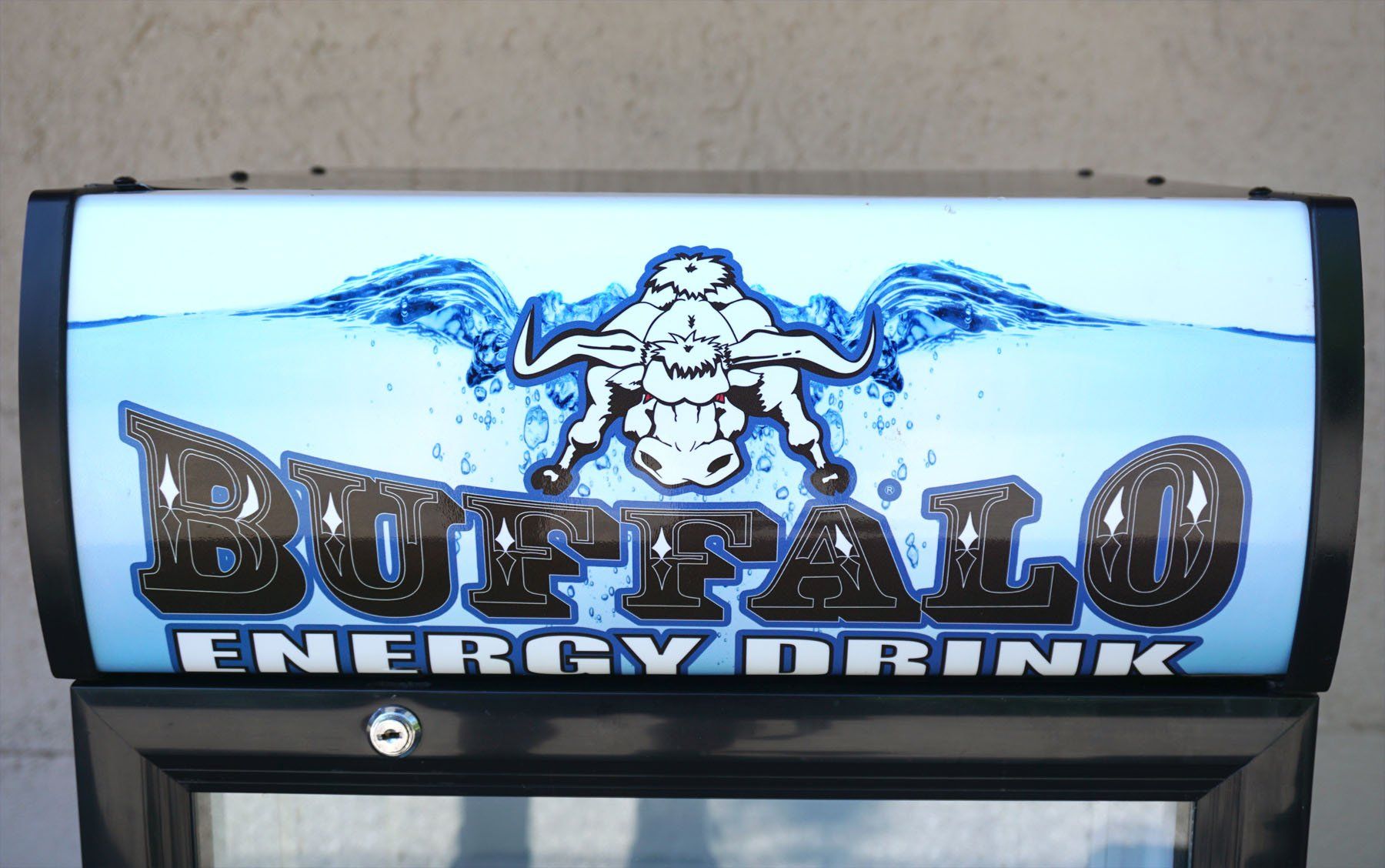 Vetrine: Buffalo Energy Drink Vitrinenschrank mit LED Display – Usato da Meggen venduto da Trouvaillen 3