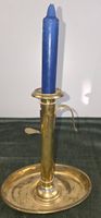 Antiker Messing-Kerzenständer mit Kerze – 22 cm