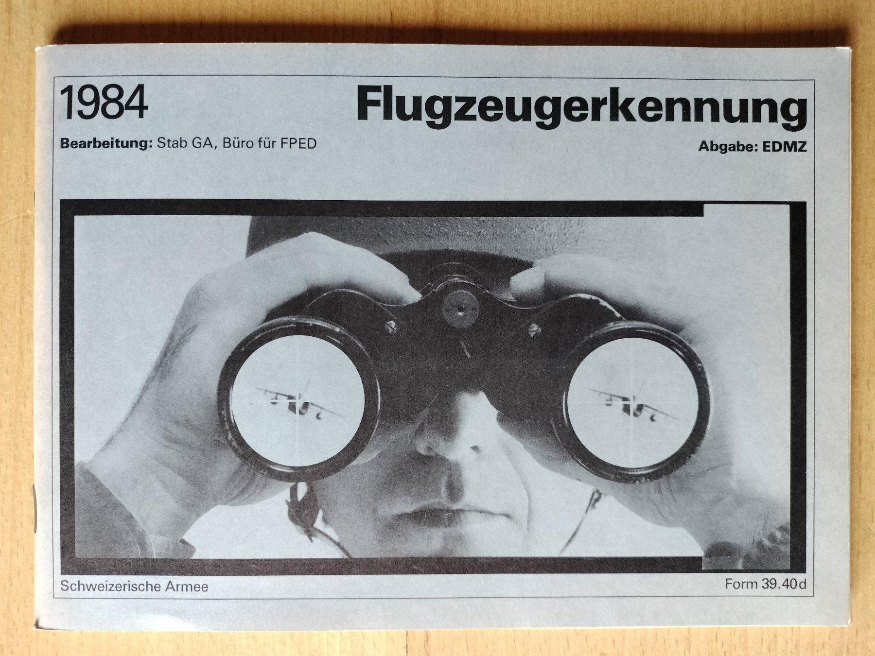 Bücher: Schweizer Armee Militär Flugzeugerkennung 1-3 – Gebraucht aus Schwanden Sigrisw von len_9yqg