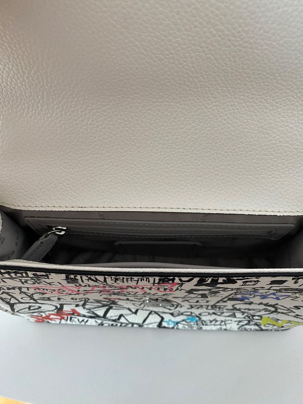 DKNY Taschen für Damen: DKNY ELISSA Umhängetasche – Gebraucht aus Gossau SG von julija_01 5