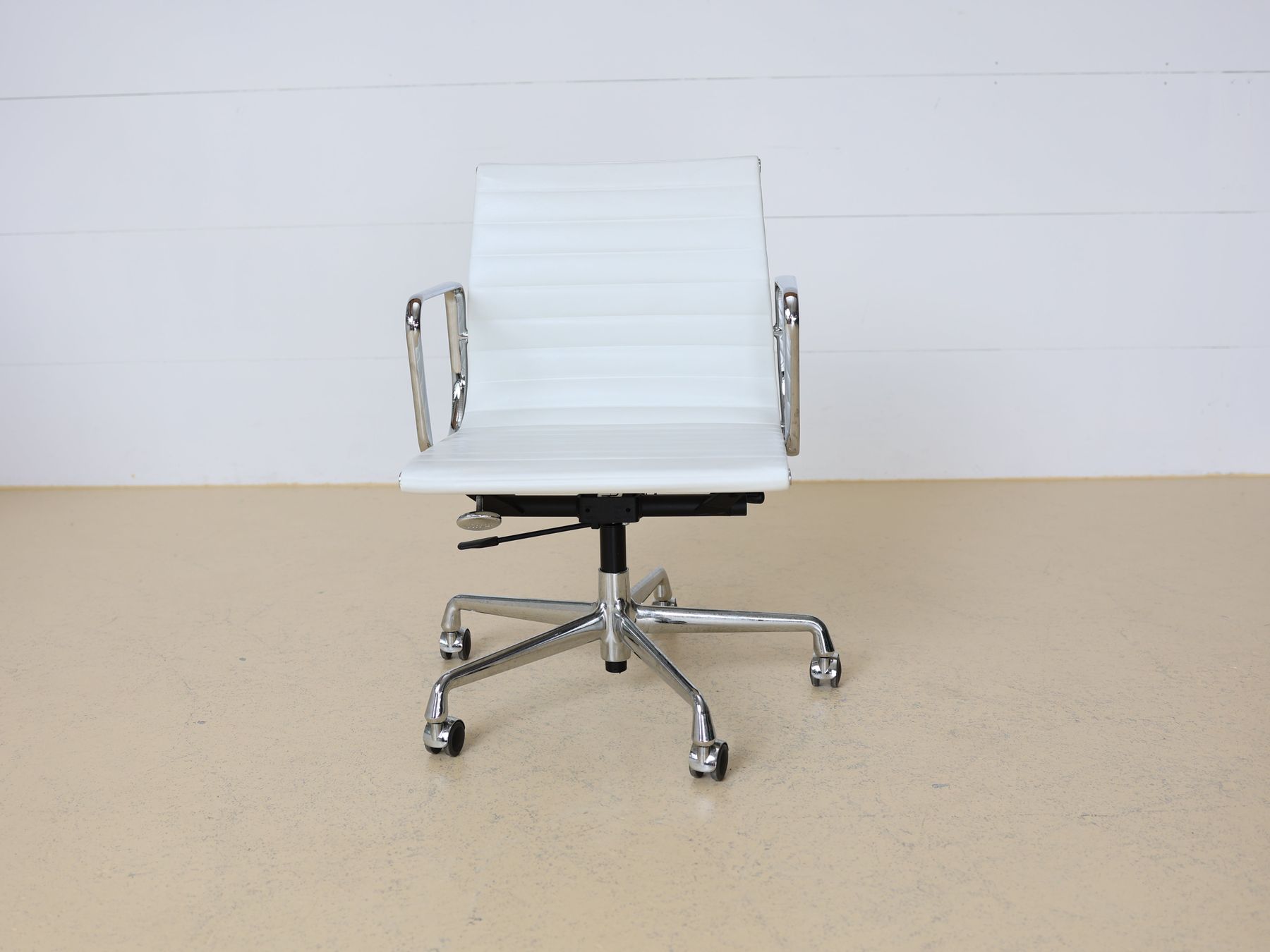 Vitra Chaises: Vitra Eames Bürostuhl EA 117 | Weiss – D'occasion à Meinisberg par atelier_TILIJA 4