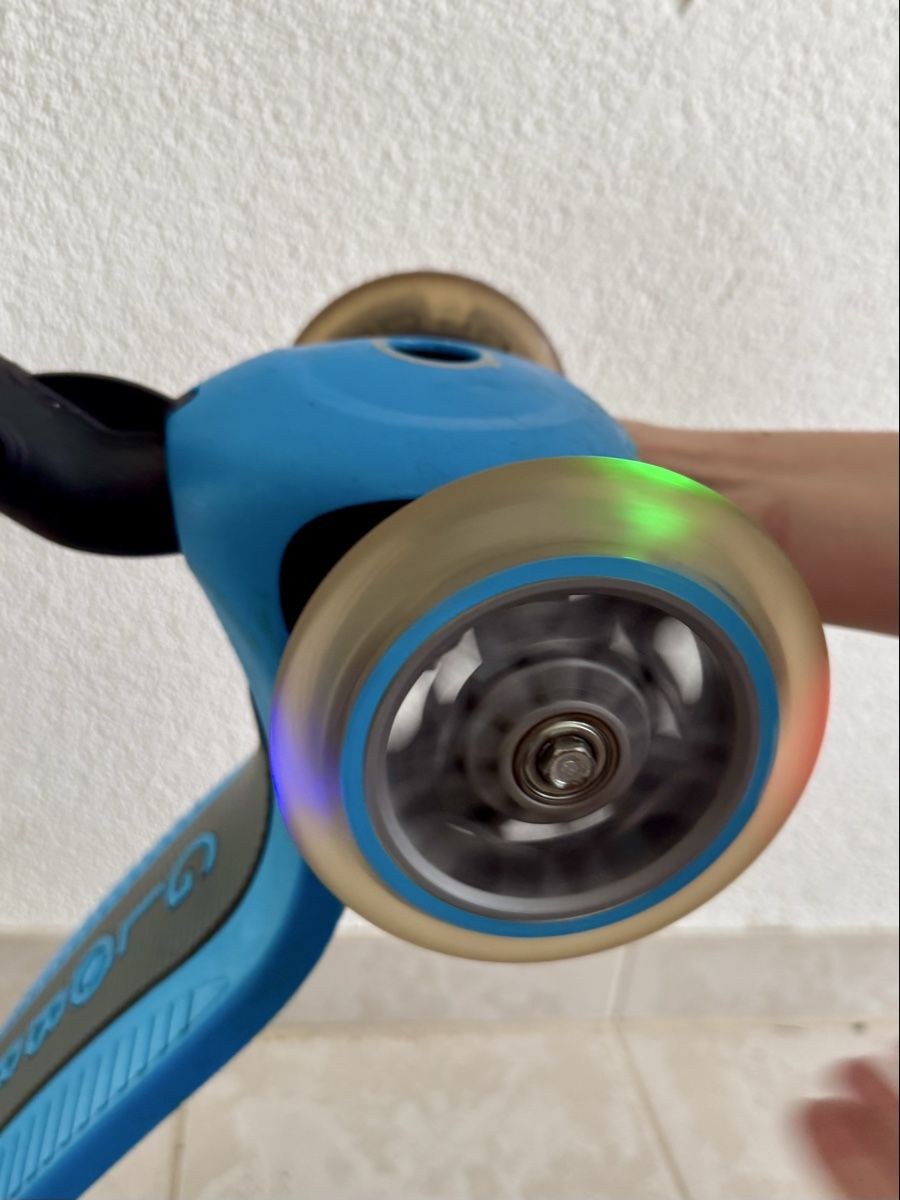 Globber Kickboard: Blue 3-Wheel Globber Scooter with Light-Up Wheels – Usato da Bülach venduto da dan_7scp