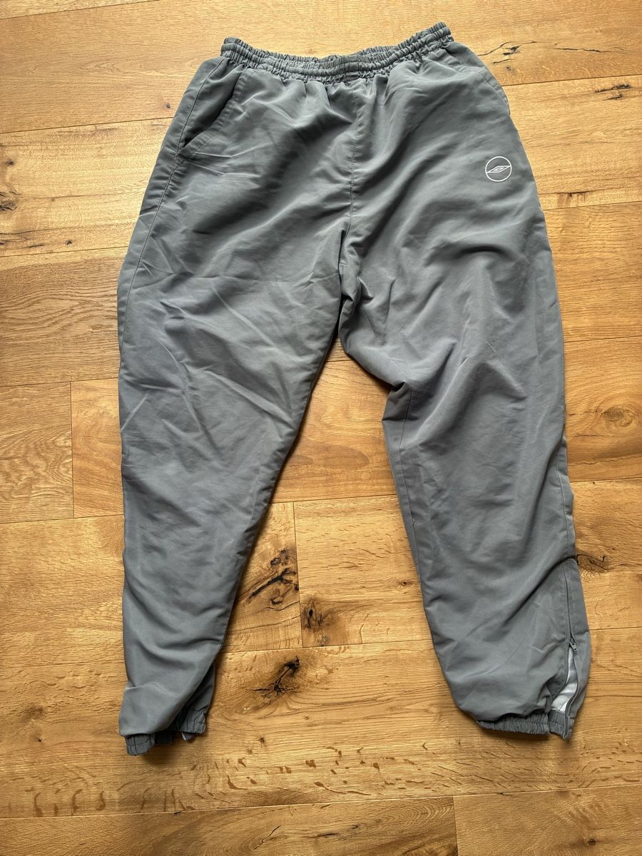 Pantaloni: Vintage Grey Umbro Trainerhose Grösse L – Usato da Reinach BL venduto da E.Wipfli53