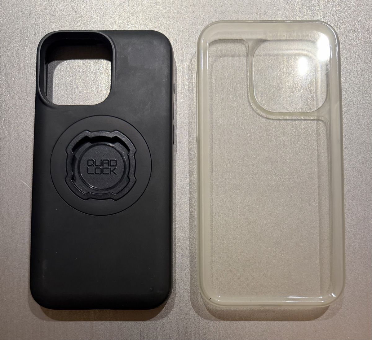 Quad Lock Cover & Protezioni schermo: Quadlock Handyhülle mit Poncho zu iPhone 15 PRO Max – Usato da Kernenried venduto da Sfreerider