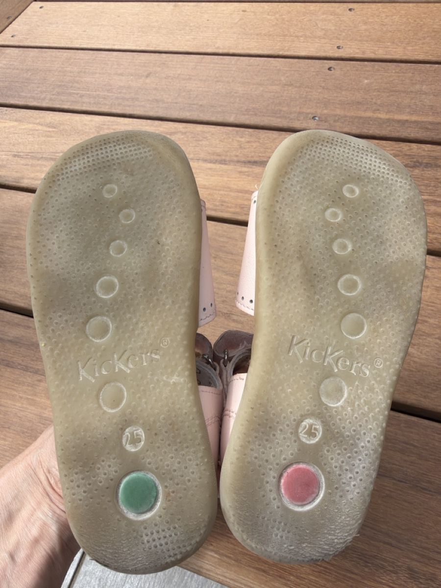 Kickers Chaussures filles: 😃 KICKERS Sandalen 24-25 – D'occasion à Cartigny par l.luckuit 2