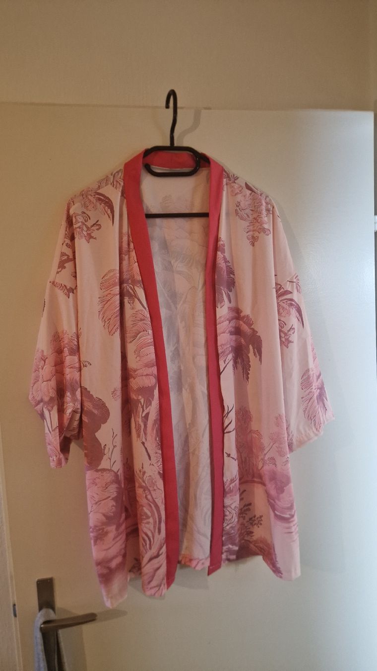 Kimonos: 2 kimono noir et rose  – Gebraucht aus Tolochenaz von Romadom 2