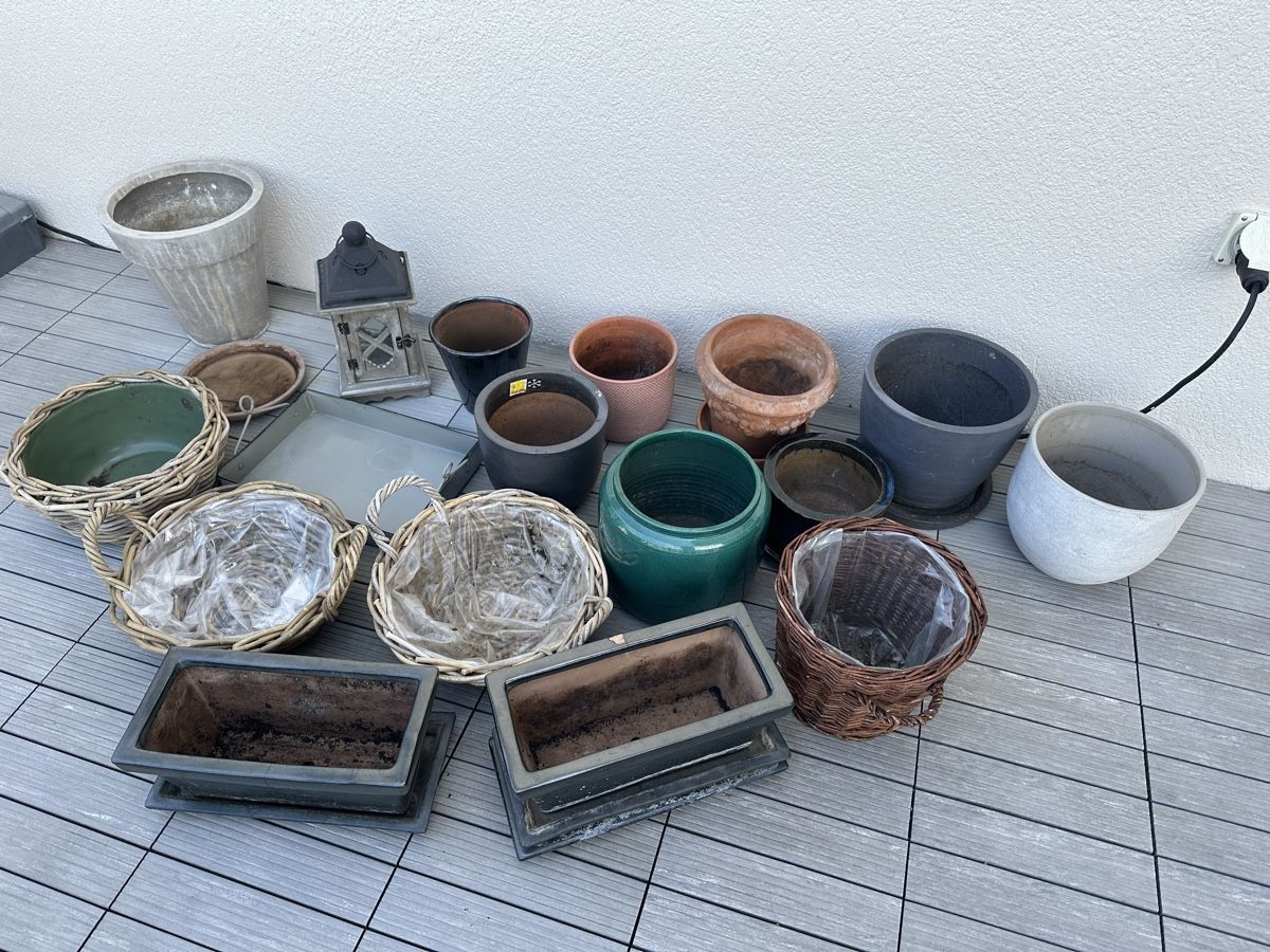 Vasi per fiori: Assorted Garden Pots And Planters Various Sizes – Usato da Obfelden venduto da Luzerner01