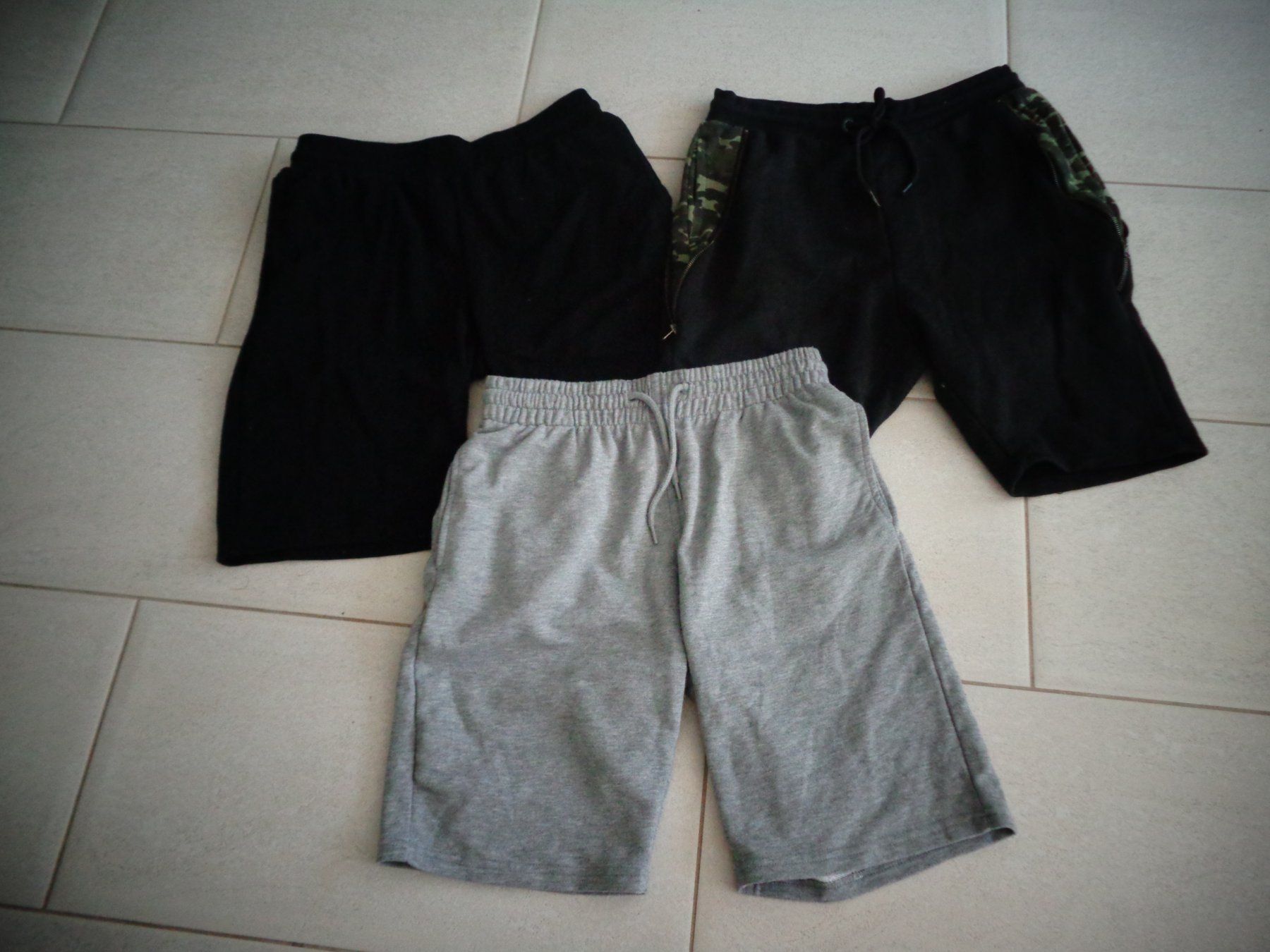Lotti di vestiti: 3xSHORTS GR.M – Usato da Rotkreuz venduto da Samballi