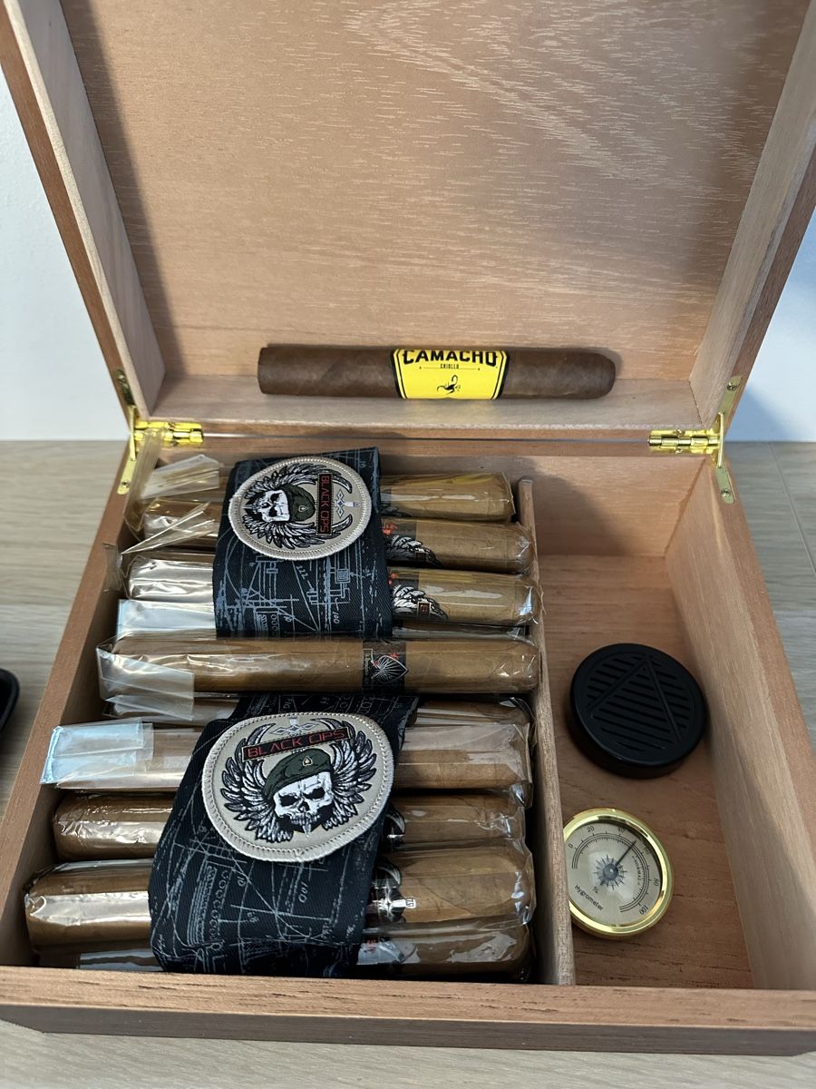 Humidor per sigari: Zigarren Humidor Set mit Zigarren, Schneider und Etui – Nuovo (secondo la descrizione) da Bättwil venduto da Samuel_Wyss