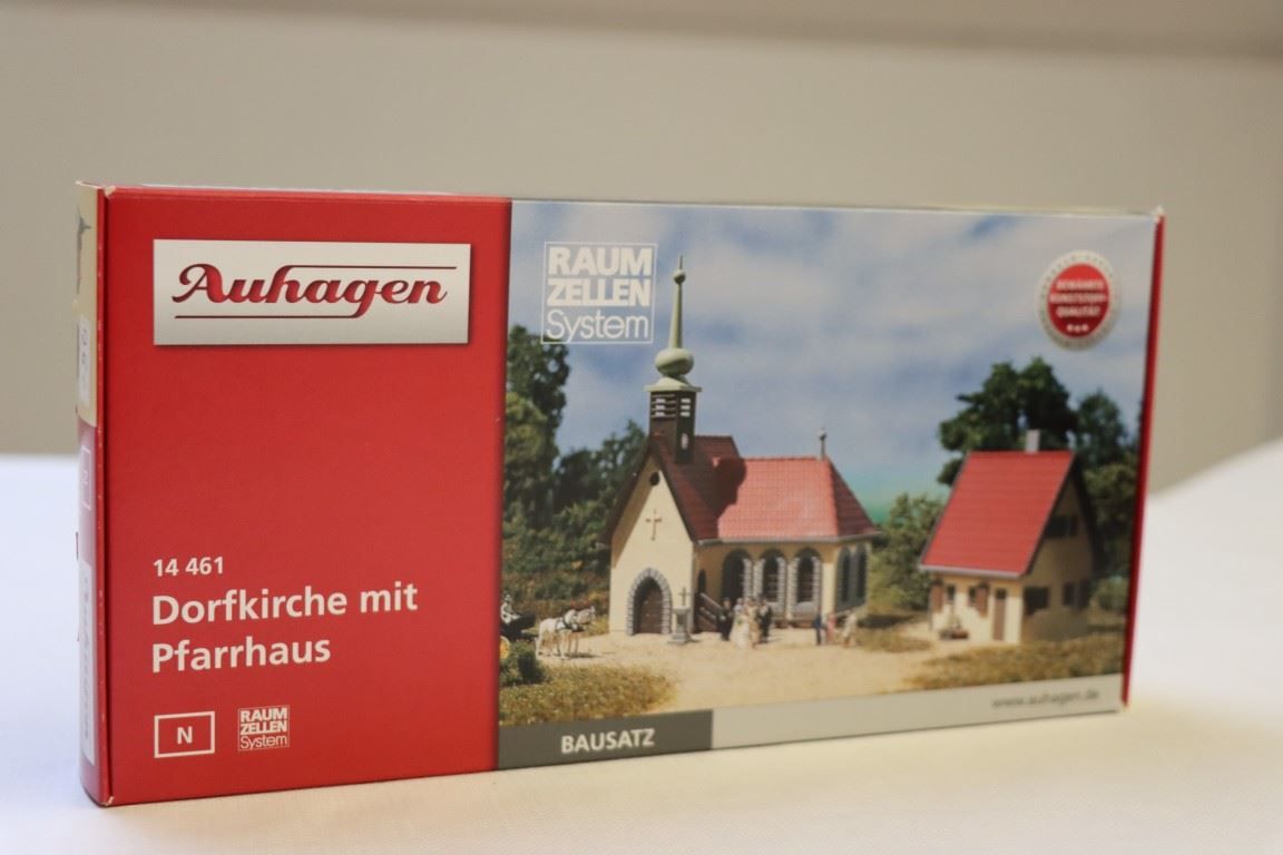 Accessori: Dorfkirche mit Pfarrhaus (352-353) – Nuovo e nell'imballaggio originale da Bäriswil BE venduto da WWYN-Liquidationen 2