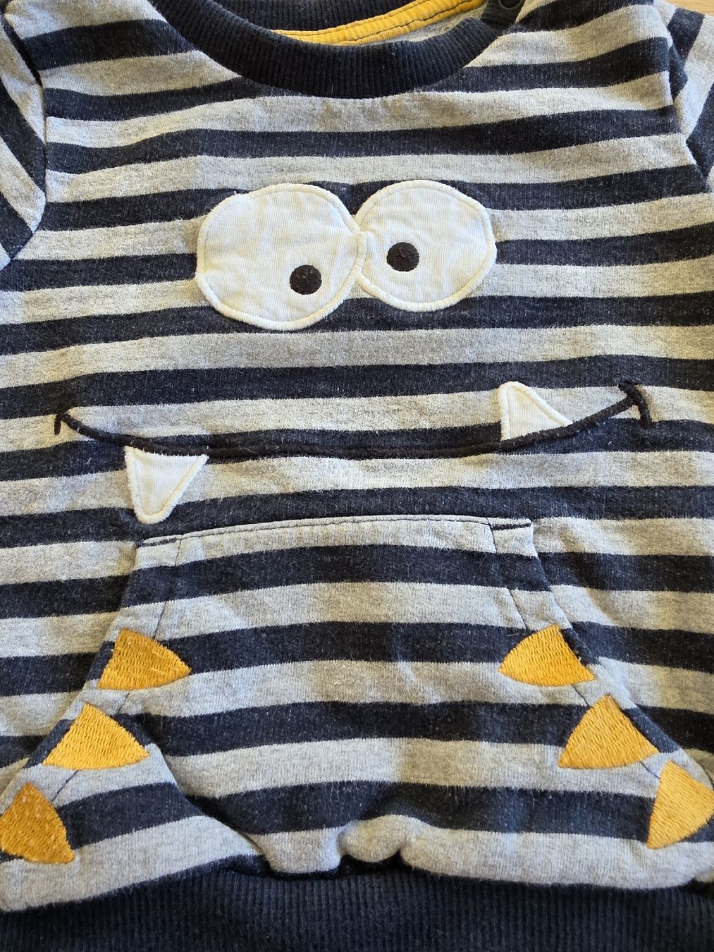 C&A Pullover & Sweatshirts: Monster Pullover Gr. 80 86 – Gebraucht aus Bergdietikon von Staphylococcus 1