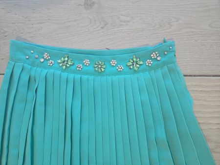Jupe plissée Maje turquoise, détails bijoux - Été 🌞