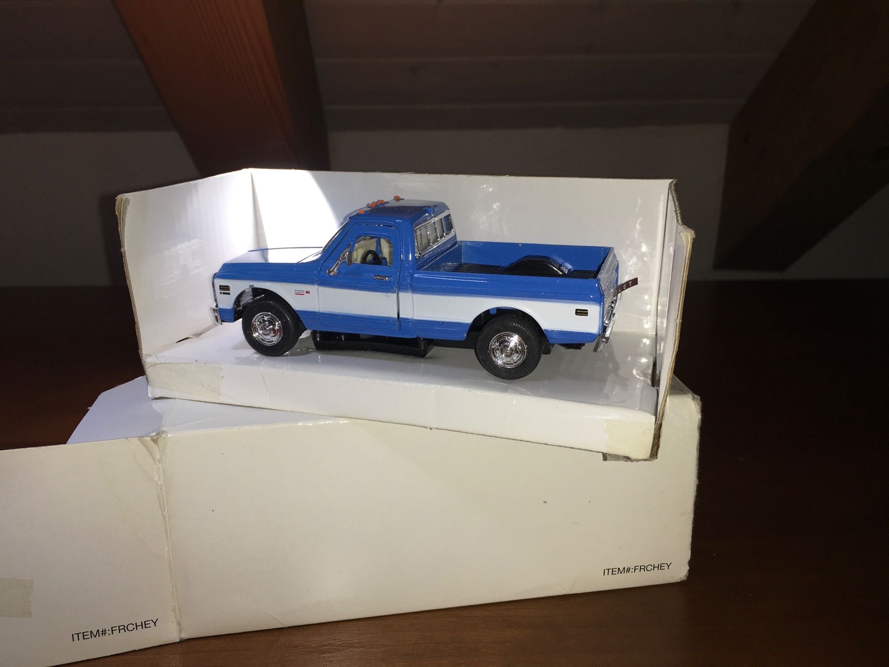 Chevrolet Modellini d'auto: Chevrolet Cheyenne Pickup - 1/32 – Nuovo (secondo la descrizione) da Wohlen AG venduto da PrivatSammlung 1