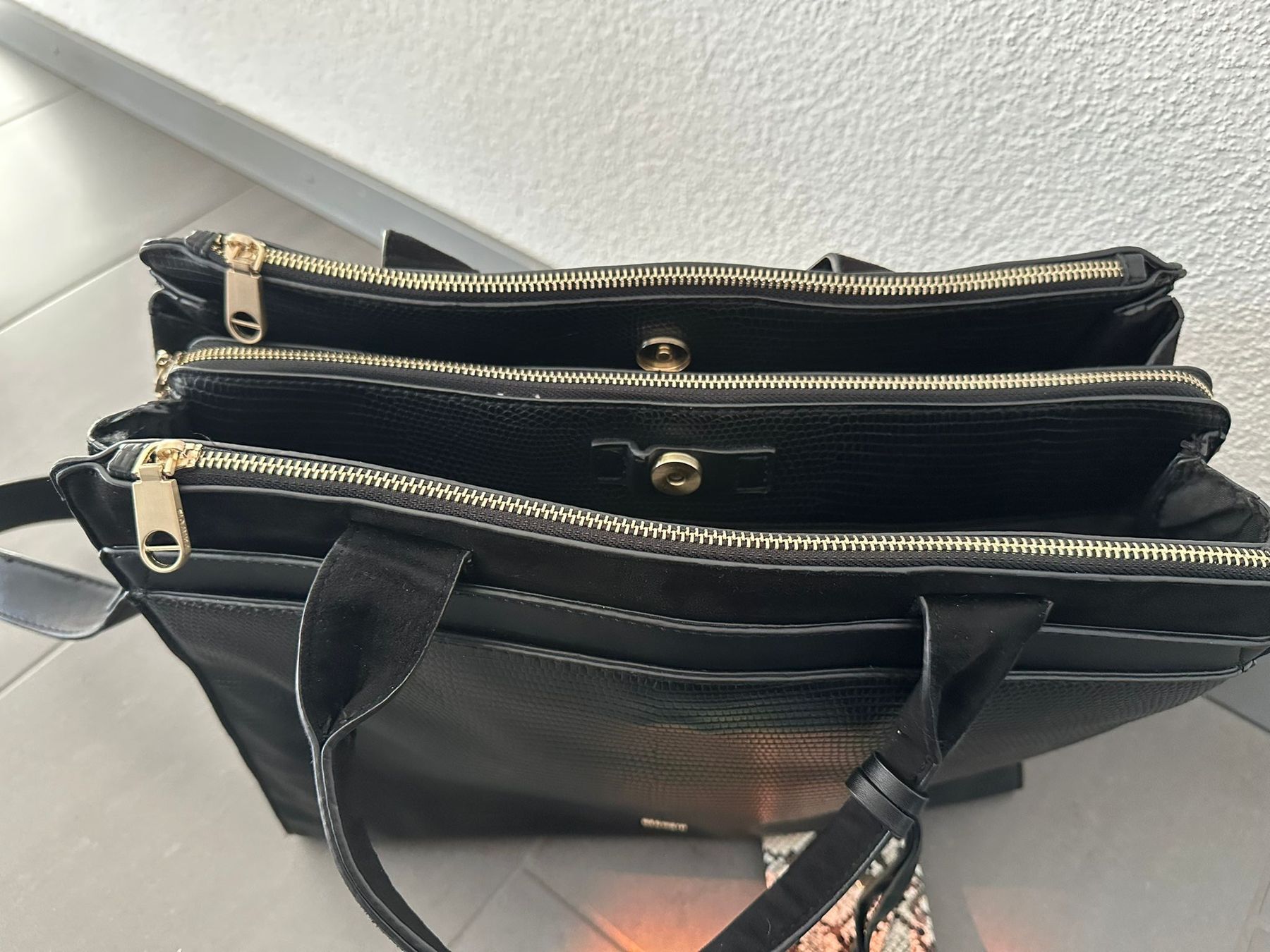 Taschen für Damen: Schwarze Handtasche von Parfois mit Reptil-Muster – Gebraucht aus Olten von MattRed 5