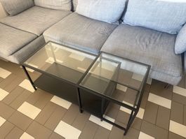 Set aus 2 Salontischen mit Glasplatte & schwarzem Metallgest