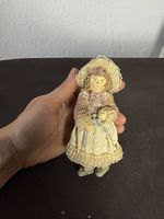 Viktorianische Deko-Mädchenfigur, Stoffkleid & Haube, 13cm