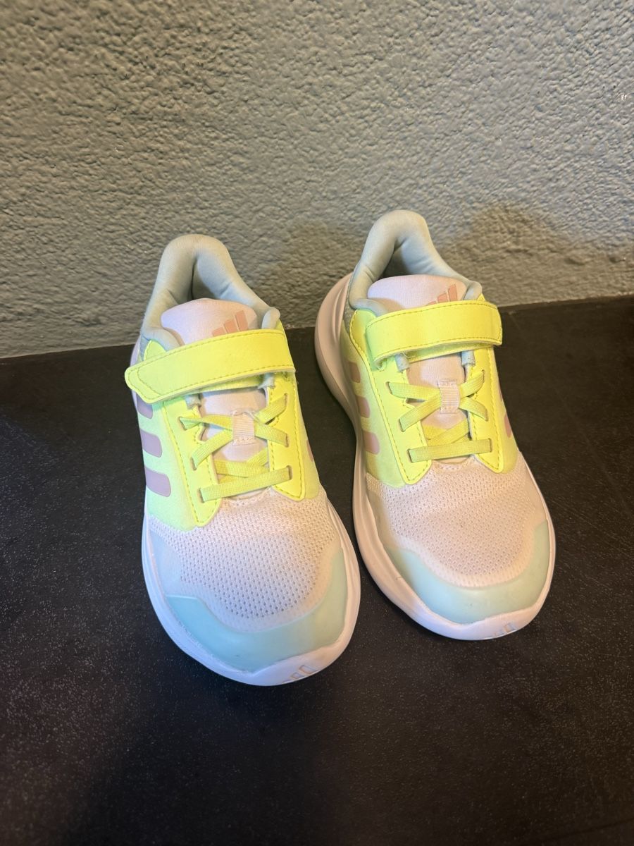 Adidas Schuhe für Mädchen: Adidas Turnschuhe Grösse 34 – Gebraucht aus Wolfhausen von lunaire01
