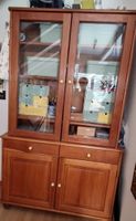 Vitrinenschrank Holz mit Glastüren und Schubladen
