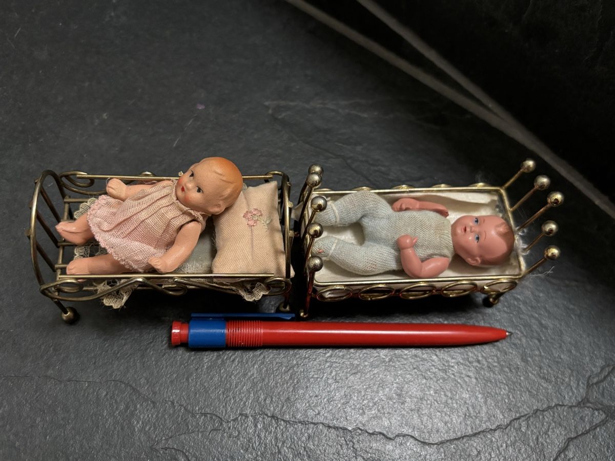 Bambole: Antike Puppenstubebaby's und Bettchen, – Usato da Balsthal venduto da AGUARDA