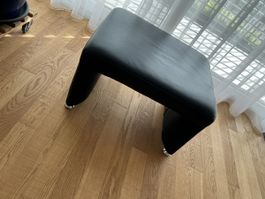 Blauer Hocker aus Leder, schönes Design, gut erh